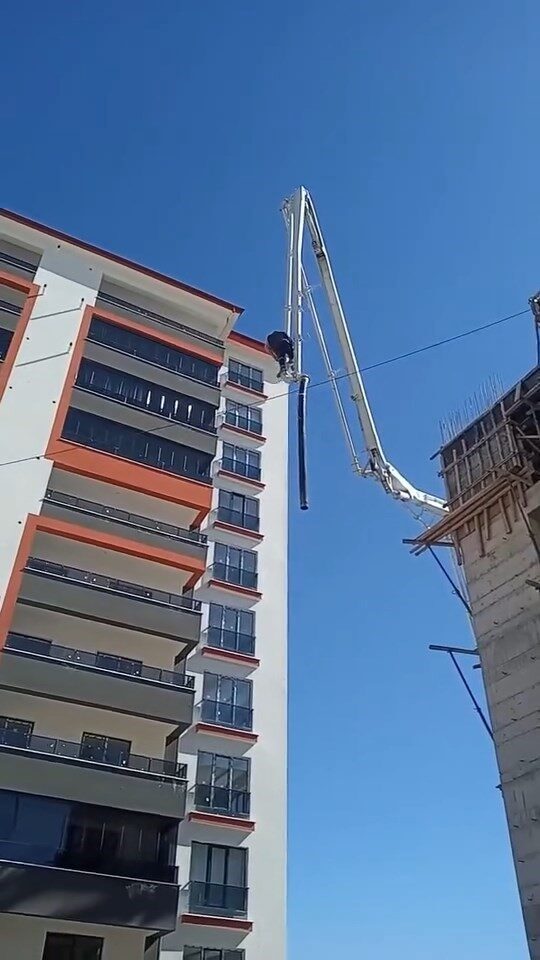 Elazığ'da bir işçi, inşaatta beton pompa hortumunun üzerine çıkarak yaklaşık