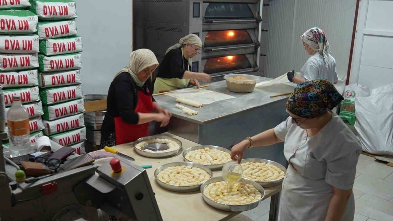 Beypazarı'nda Kurban Bayramı öncesi 80 katlı baklava ve yaprak dolması