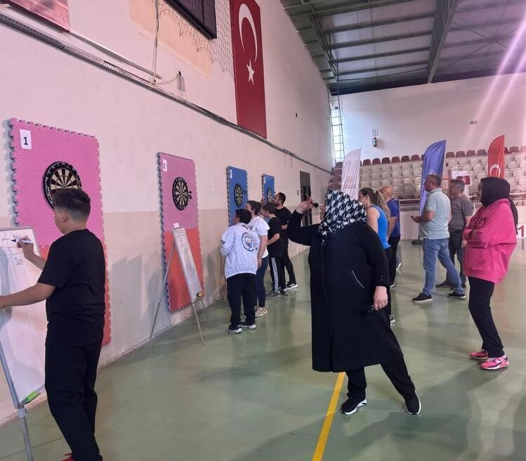 Bilecik'te düzenlenen 'Dart Turnuvası', BİL-EN programı kapsamında veliler arasında dostluk