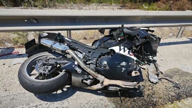 Bilecik'te Gülümbe Rampalarında motosiklet kontrolünü kaybederek bariyerlere çarptı. Olayda sürücü