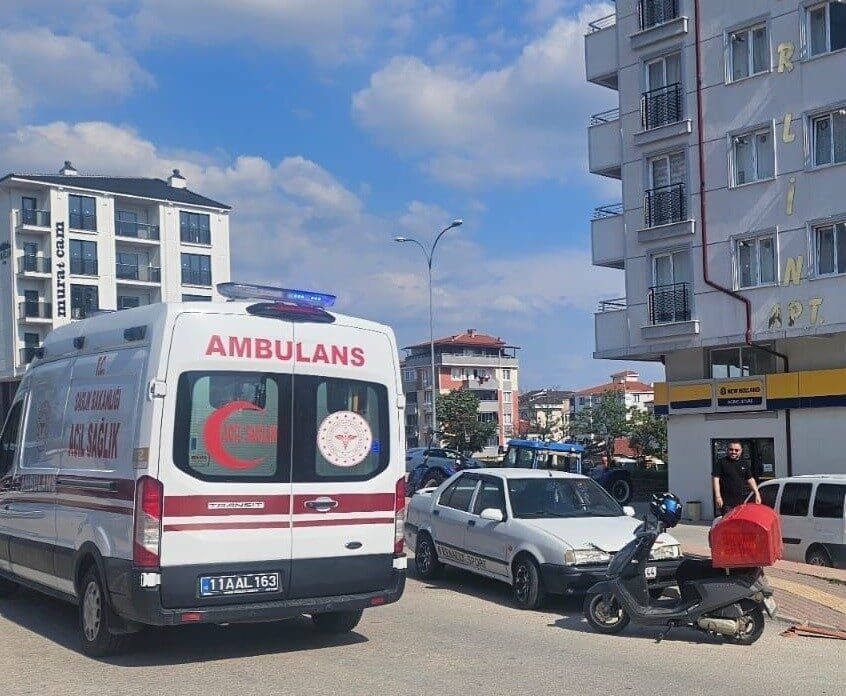 Bilecik Küçük Sanayi Sitesi kavşağında otomobil ve motosikletin çarpışması sonucunda
