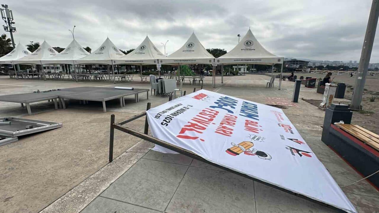Samsun'un Atakum ilçesindeki Bilim Fuarı'nda rüzgar nedeniyle devrilen demir pankartın