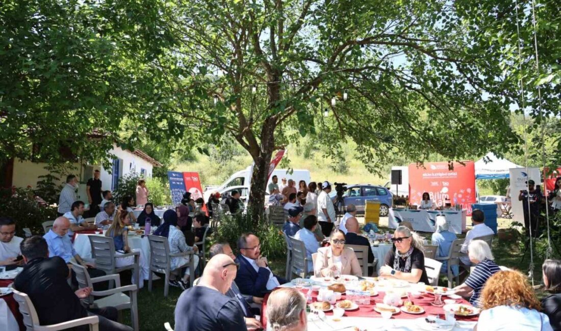Yükseköğretim Kurulu'nun öncülüğünde Düzce Üniversitesi tarafından düzenlenen "Bilim Kafe" etkinliği,