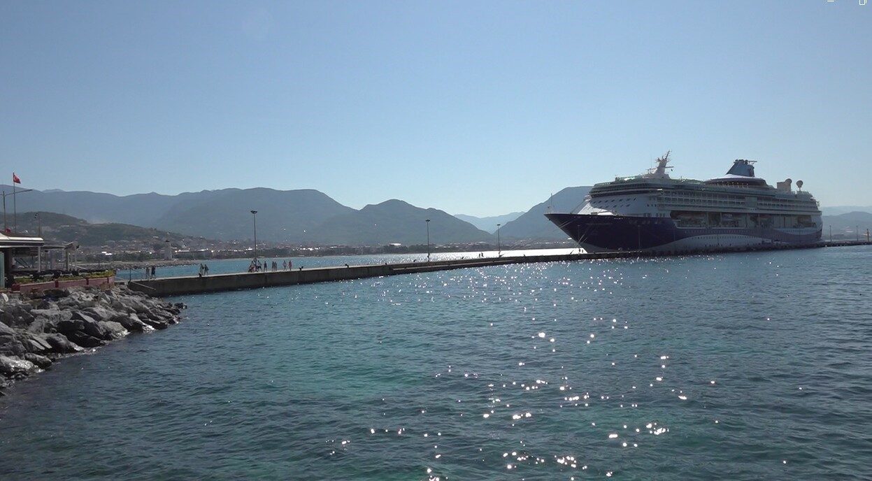 Antalya'nın Alanya ilçesine sabah saatlerinde demir atan Bahama bandıralı kruvaziyer