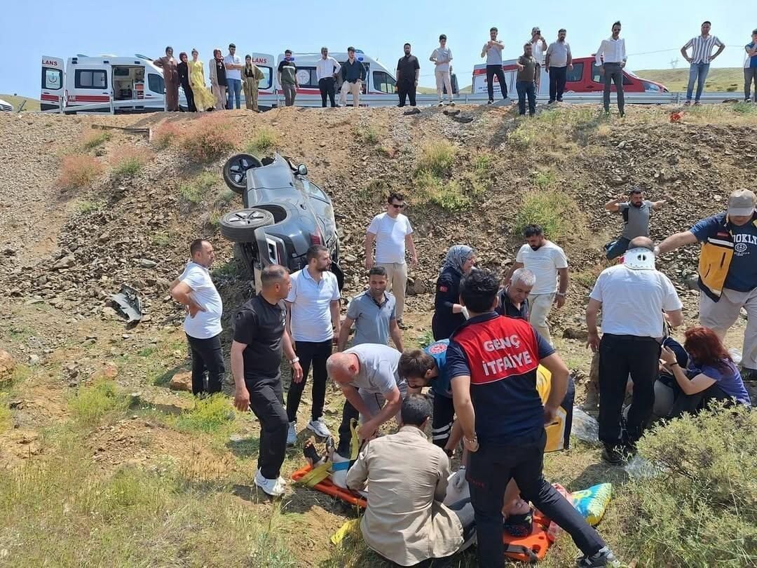 Bingöl-Genç karayolunda bir otomobil, sürücüsünün direksiyon hakimiyetini kaybetmesi sonucu şarampole