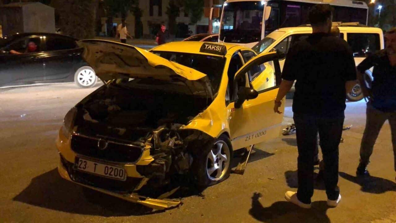 Elazığ'da İmam Efendi Bulvarı'nda ticari taksi ve otomobilin çarpışması sonucu