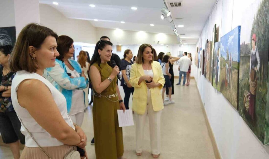 Büyükçekmece'deki Atatürk Kültür Merkezi'nde, 16 kadın sanatçının eserlerinin sergilendiği "Bir