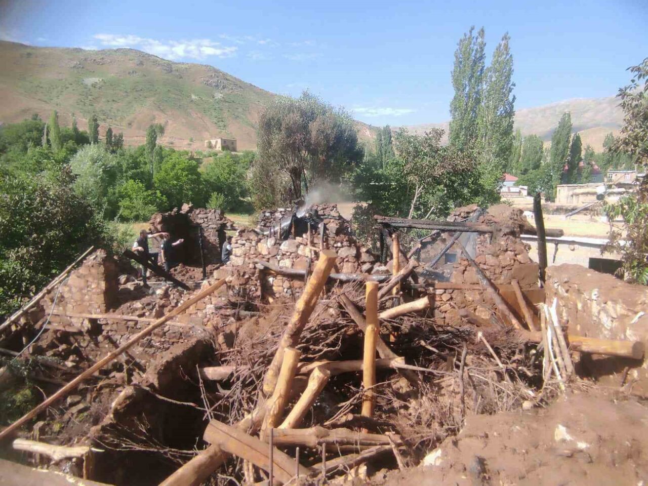 Bitlis'in Yolalan Beldesi'ndeki Yahya Taşyürek'e ait 2 katlı evde çıkan