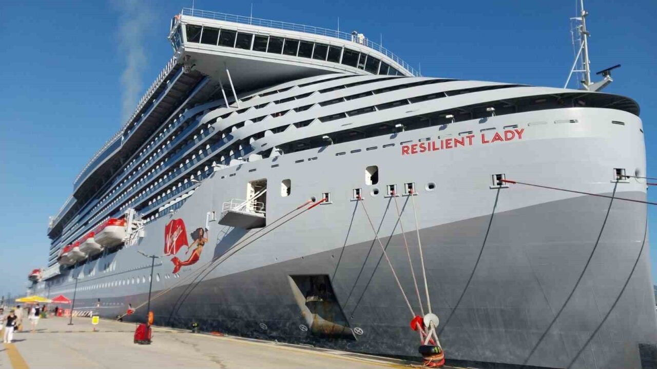 Bodrum'a gelen 277 metre uzunluğundaki Resilient Lady isimli kruvaziyer, 2