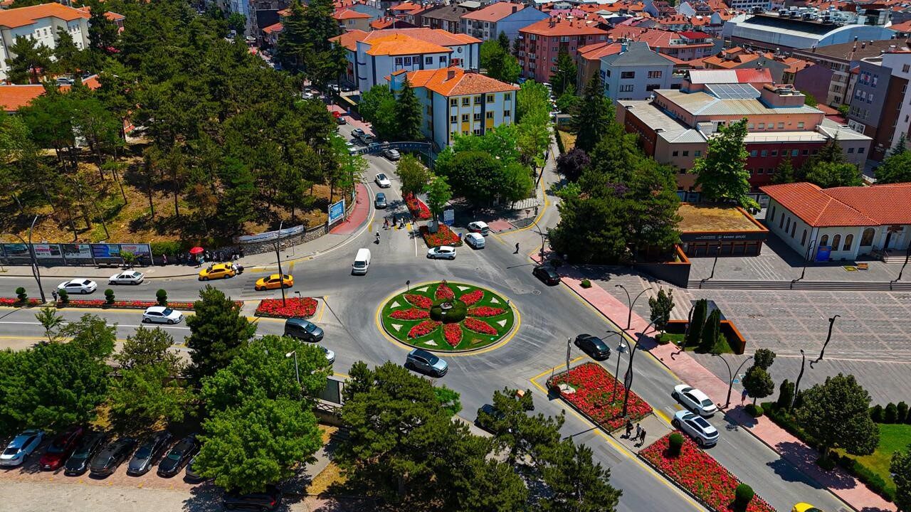 Bolu Belediyesi, Park ve Bahçeler Müdürlüğü sayesinde cadde ve kavşaklara