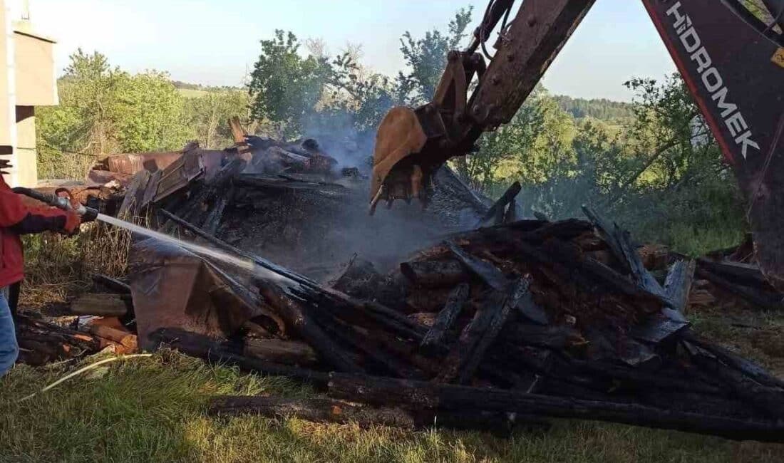 Bolu’nun Yeniçağa İlçesindeki Yangın, Çevreyi Tehdit Etmeden Kontrol Altına Alındı Bolu'nun Yeniçağa ilçesinde Kındıra köyünde bir ahşap samanlıkta çıkan yangın,