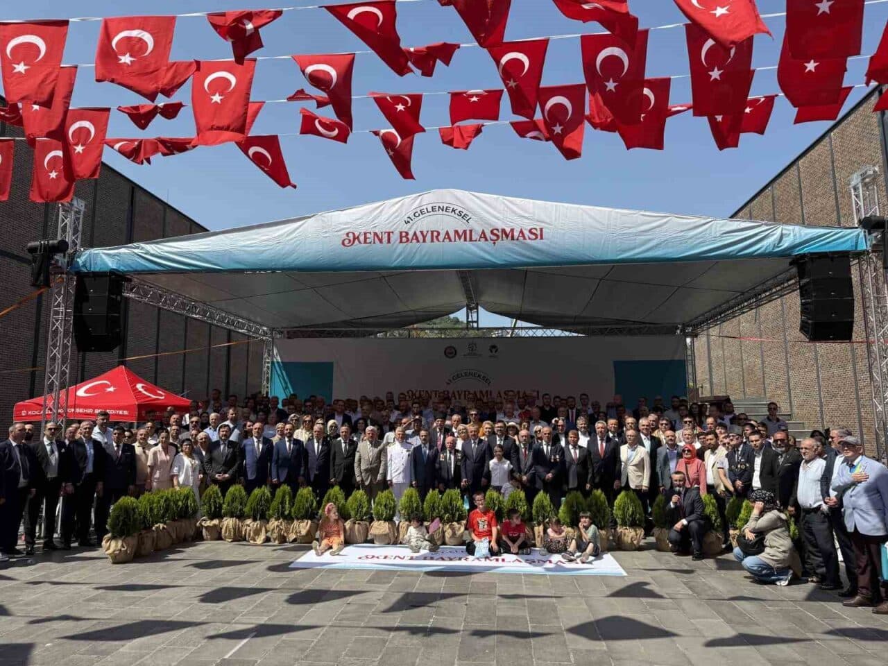 Kocaeli'de 41. geleneksel bayramlaşma töreni büyük bir coşkuyla gerçekleşti. Vali