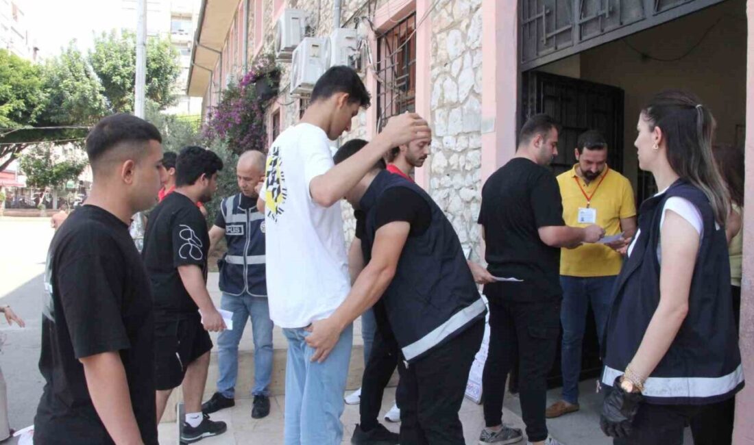 Mersin'de, Yükseköğretim Kurumları Sınavı'nın ikinci oturumu olan AYT'ye katılan adaylar,