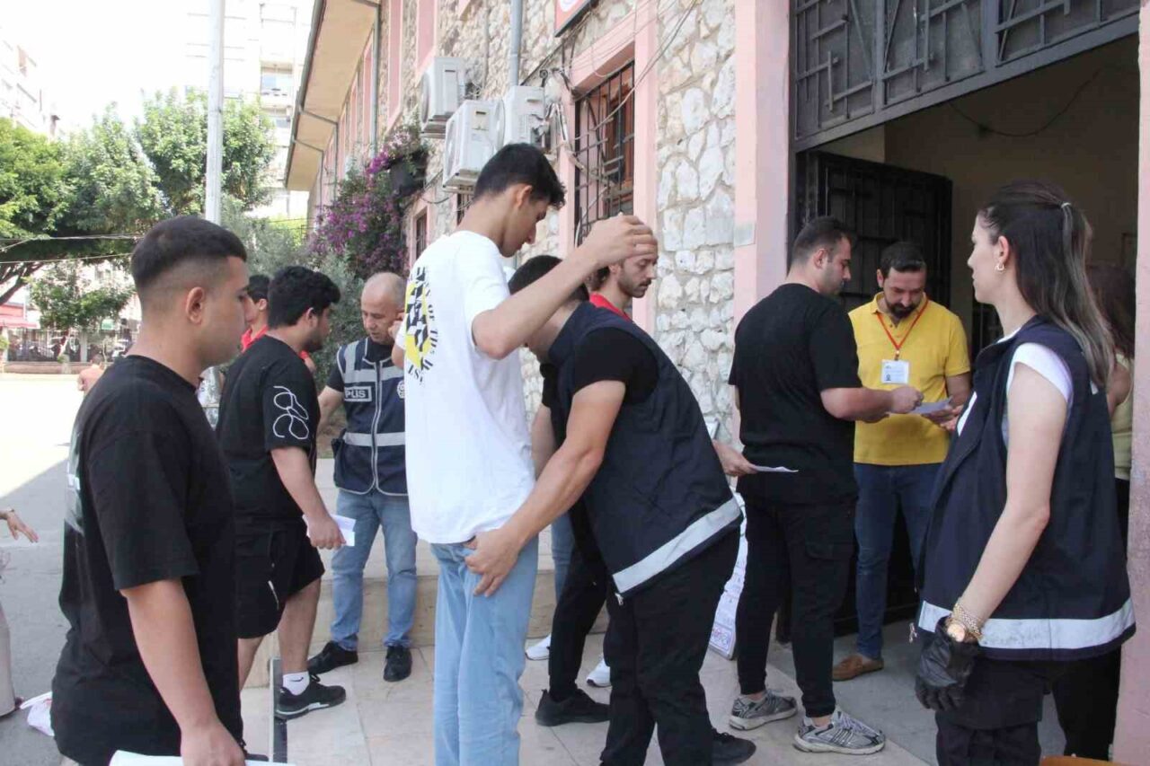 Mersin'de, Yükseköğretim Kurumları Sınavı'nın ikinci oturumu olan AYT'ye katılan adaylar,