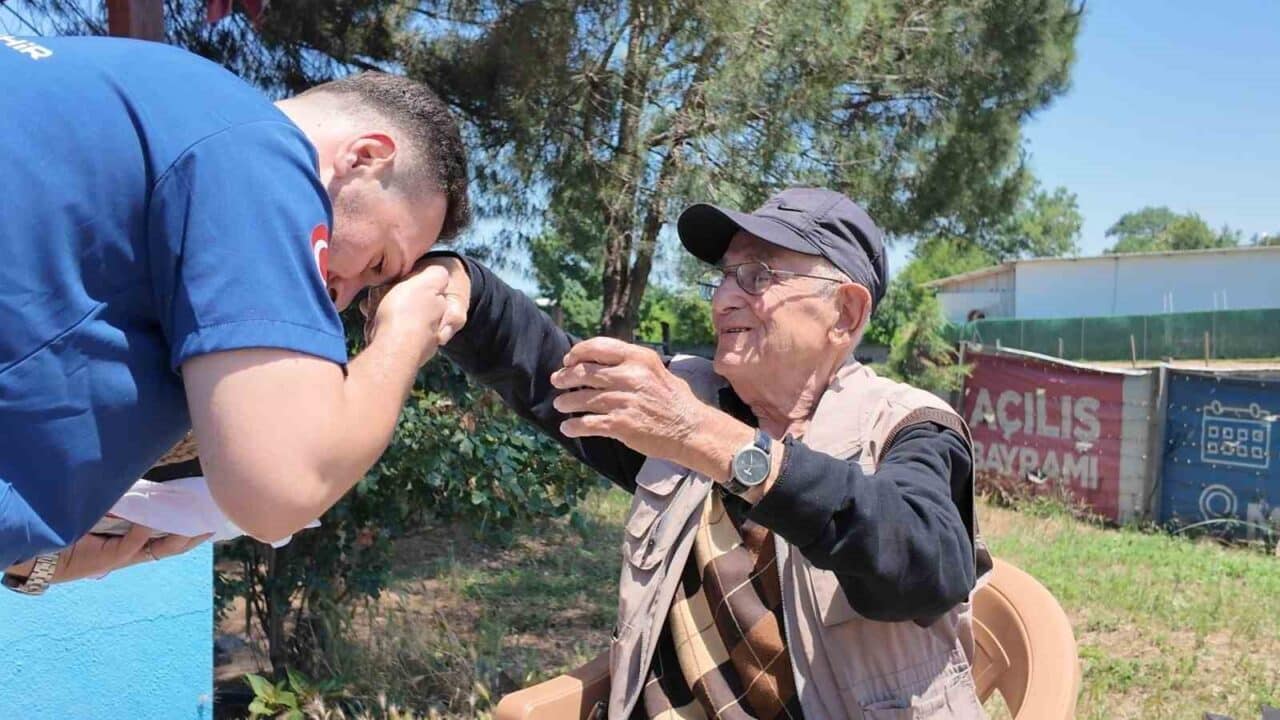 Kocaeli Büyükşehir Belediyesi personeli, Kurban Bayramı'nda evde bakım hizmeti alan