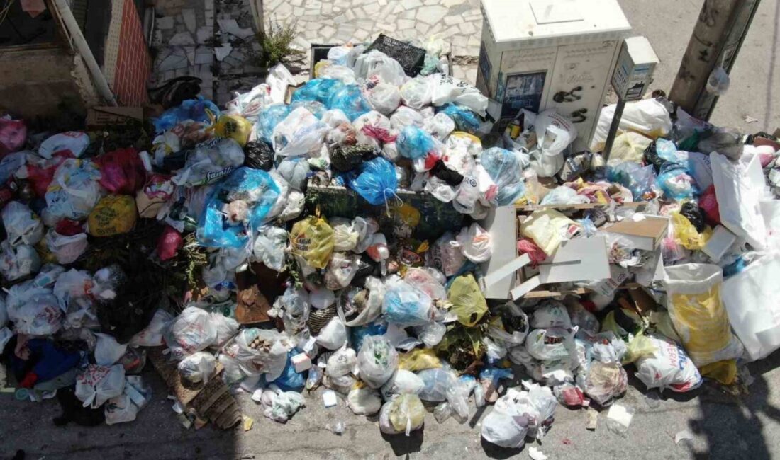 İzmir'in Buca ilçesinde maaşlarını alamayan belediye işçilerinin süren eylemi, sokaklarda