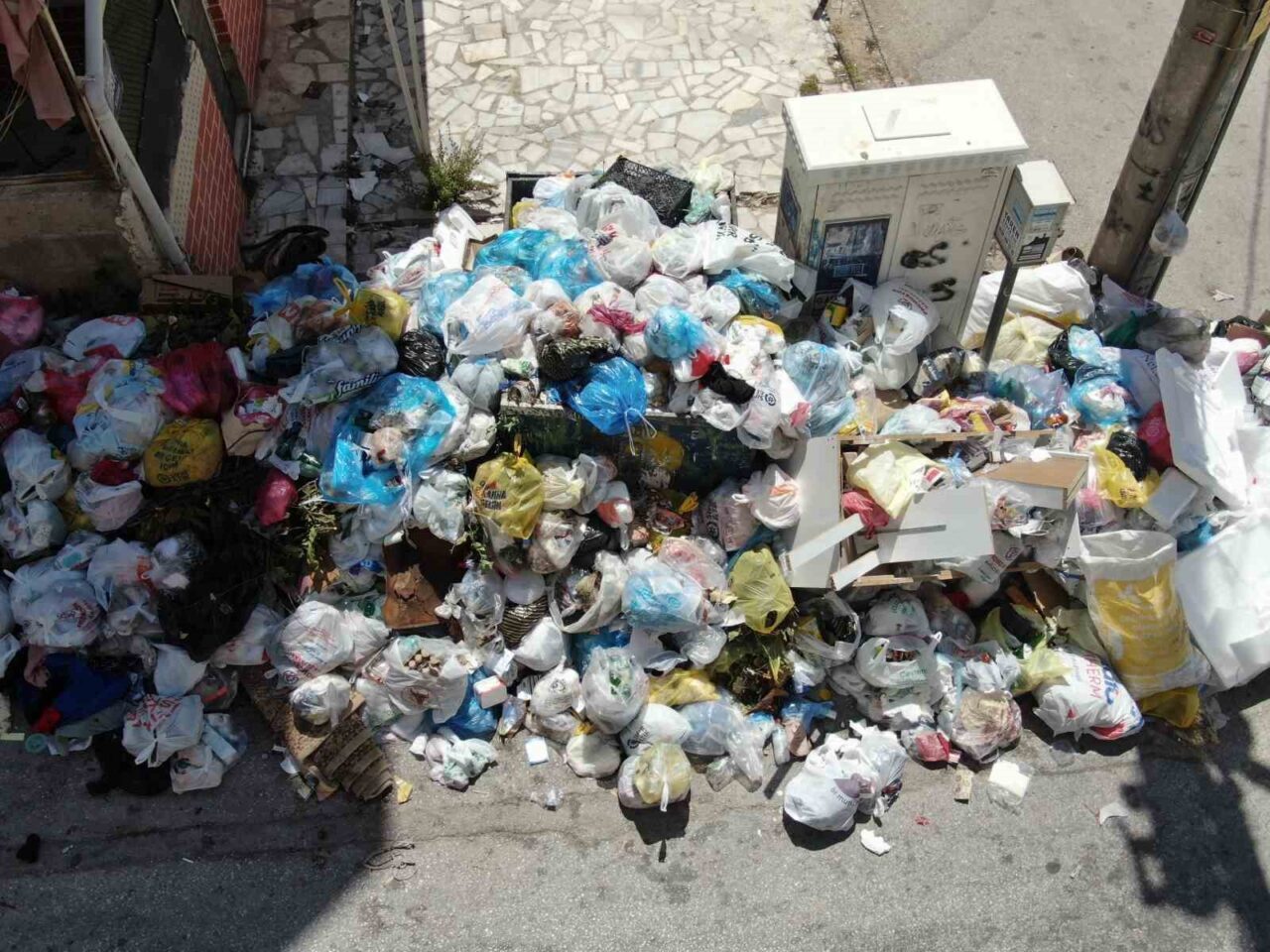 İzmir'in Buca ilçesinde maaşlarını alamayan belediye işçilerinin süren eylemi, sokaklarda