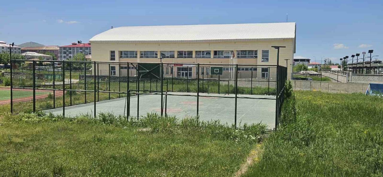 Muş'un Bulanık ilçesinde, Bulanık Kopspor’un maçlarını oynayacağı stadyumda geniş çaplı