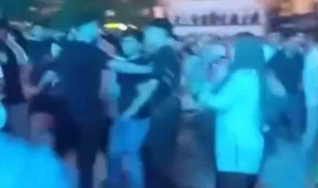 Bursa'da düzenlenen Kültür Yolu Festivali'nde Buray'ın konseri sırasında tartışma kavgaya