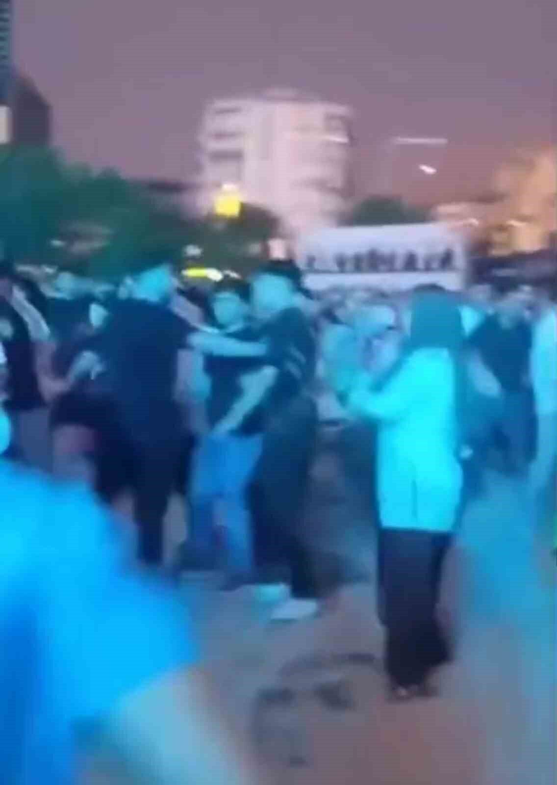 Bursa'da düzenlenen Kültür Yolu Festivali'nde Buray'ın konseri sırasında tartışma kavgaya