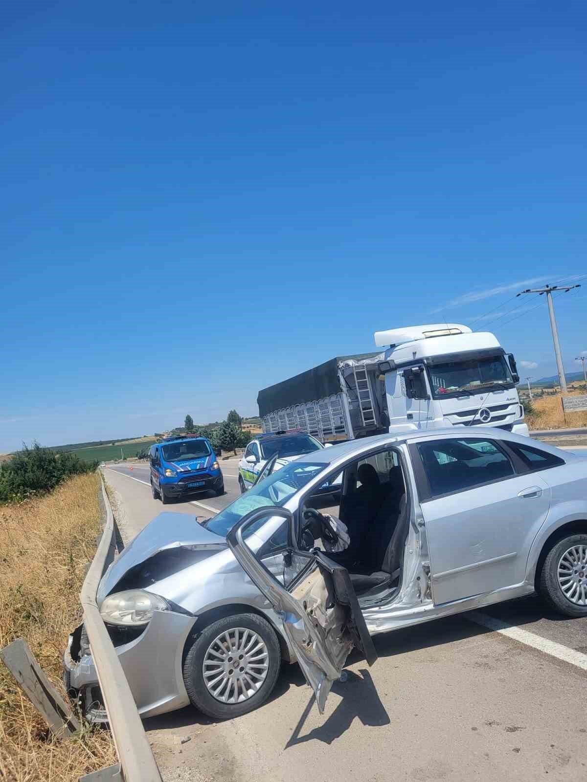 Bursa'nın Karacabey ilçesinde iki otomobilin çarpışması sonucu Ayhan E. (42),