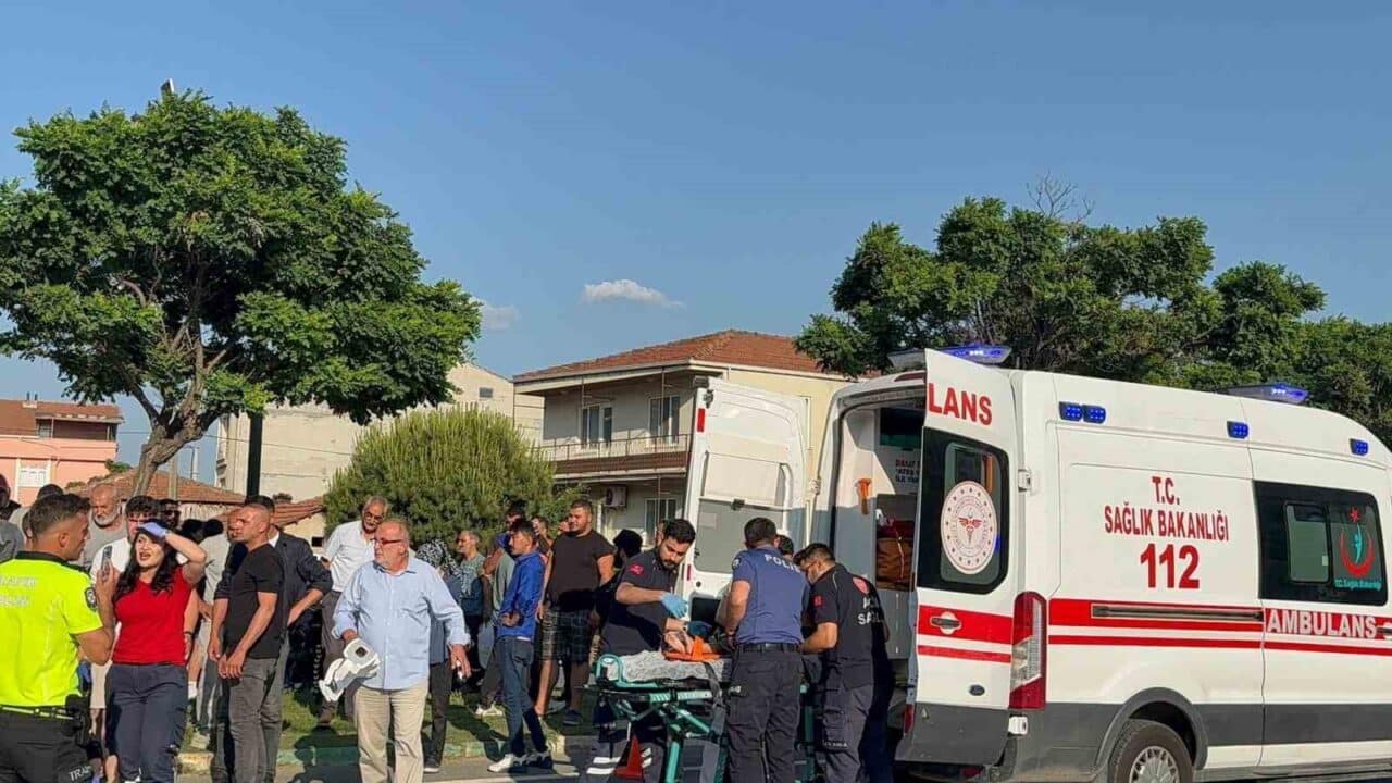 Bursa'nın Gemlik ilçesinde Kumla-Armutlu Çevreyolu'nda bir motosiklet, yolun karşısına geçmeye