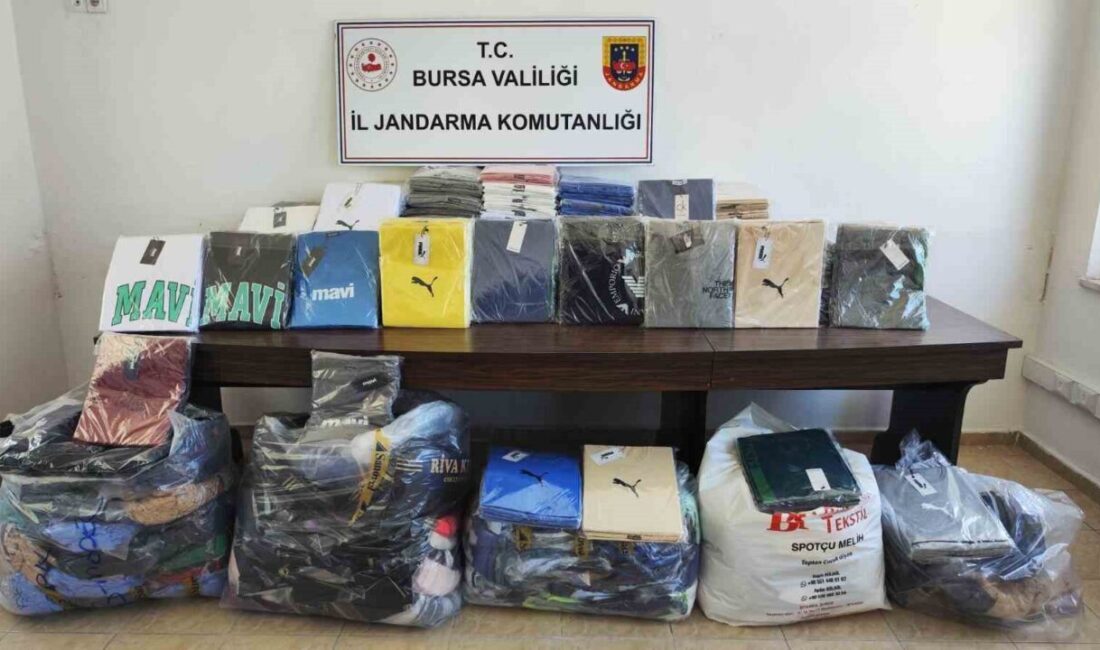 Bursa'nın İnegöl ilçesinde jandarma ekipleri, kaçak kıyafet taşıyan bir araca