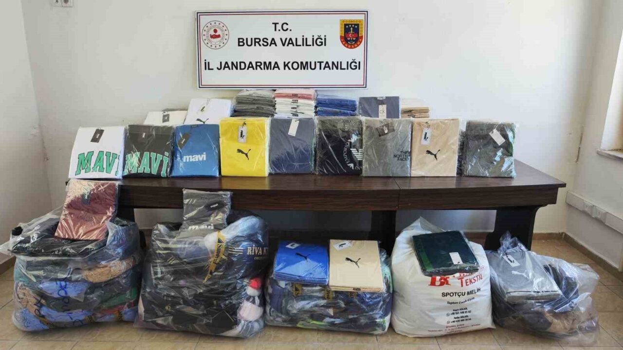 Bursa'nın İnegöl ilçesinde jandarma ekipleri, kaçak kıyafet taşıyan bir araca