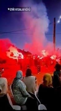 Bursa'nın İznik ilçesinde düzenlenen Hıdırellez şenliklerinde, meşalelerden sıçrayan kıvılcımlar nedeniyle