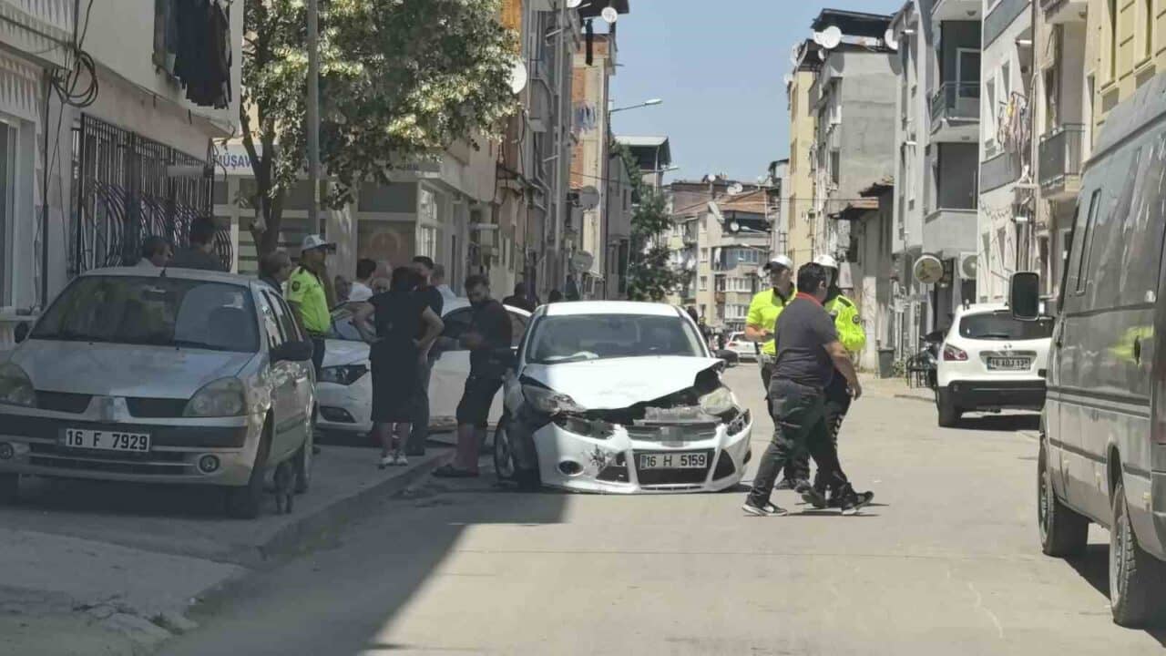 Bursa'nın İnegöl ilçesinde iki otomobilin çarpışması sonucu Semra D., Ebru