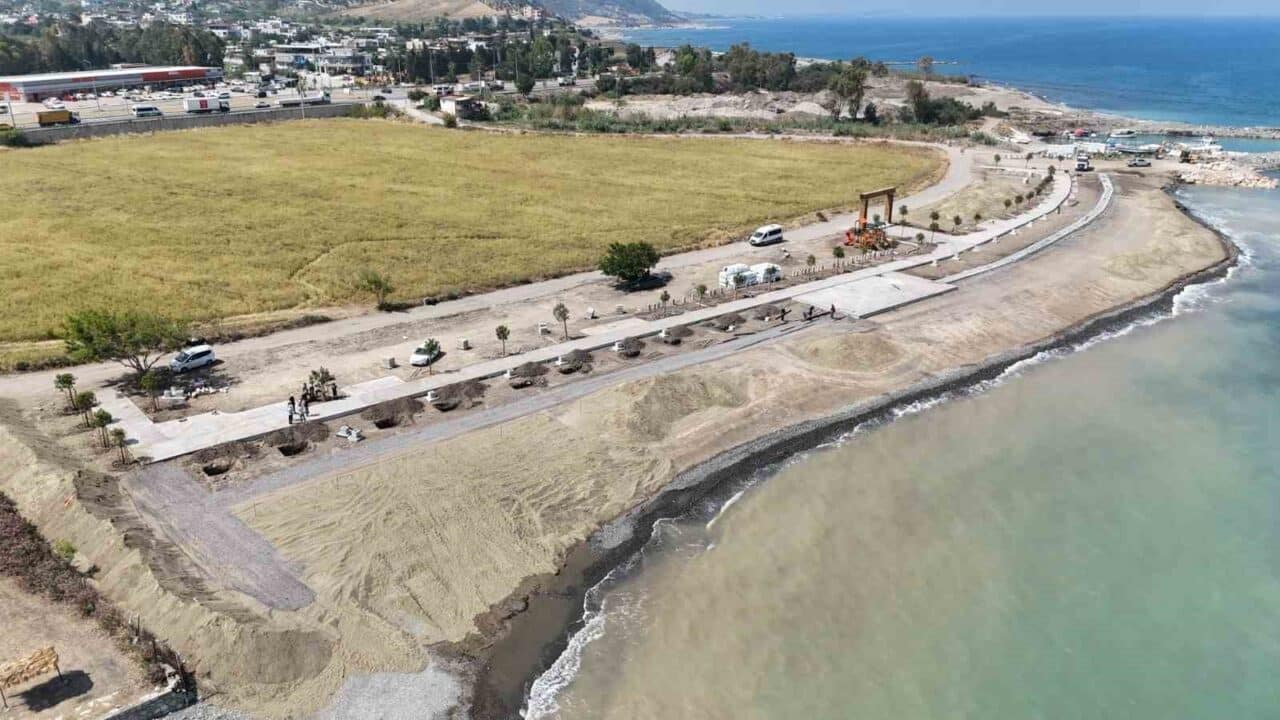 Hatay Büyükşehir Belediyesi, Arsuz'daki 10 bin metrekarelik Büyükdere Plajı'nı yaz