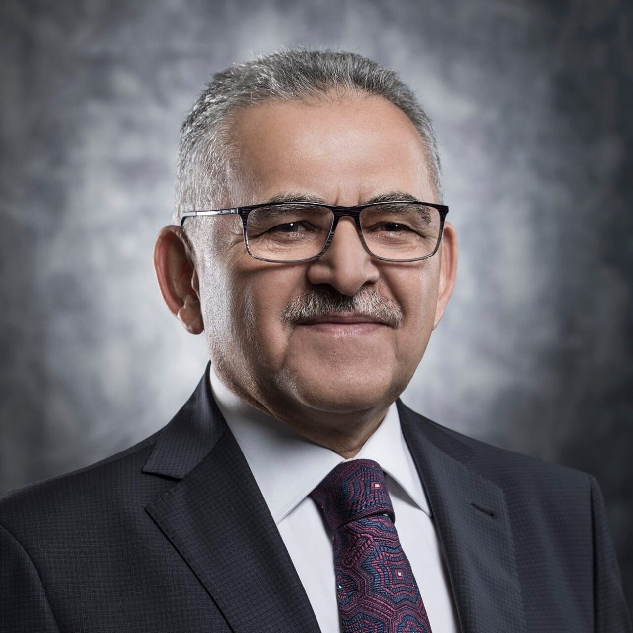 Kayseri Büyükşehir Belediye Başkanı Memduh Büyükkılıç, Develi'den bir yemek yarışmacısına