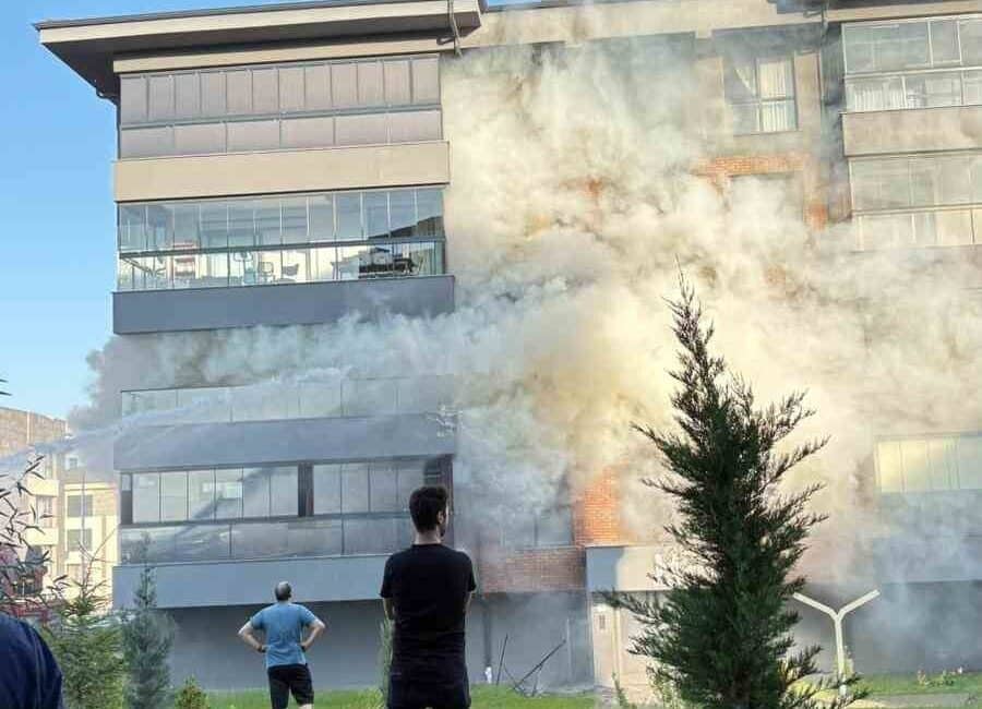 Eskişehir'de bir apartmanın 2. katındaki buzdolabında çıkan yangında, yaşlı bir