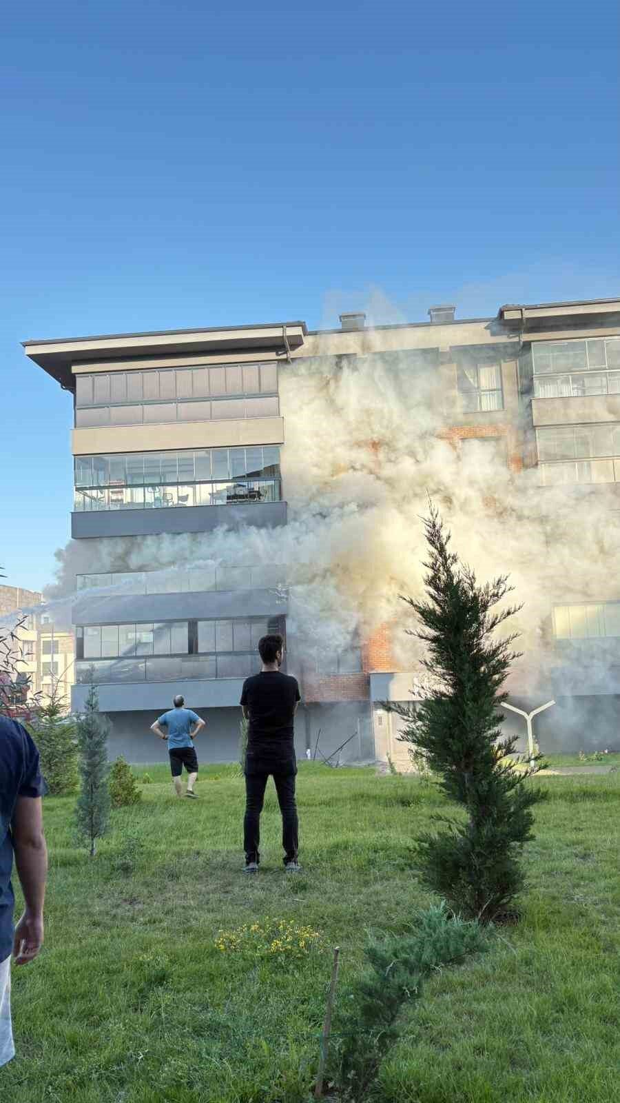Eskişehir'de bir apartmanın 2. katındaki buzdolabında çıkan yangında, yaşlı bir