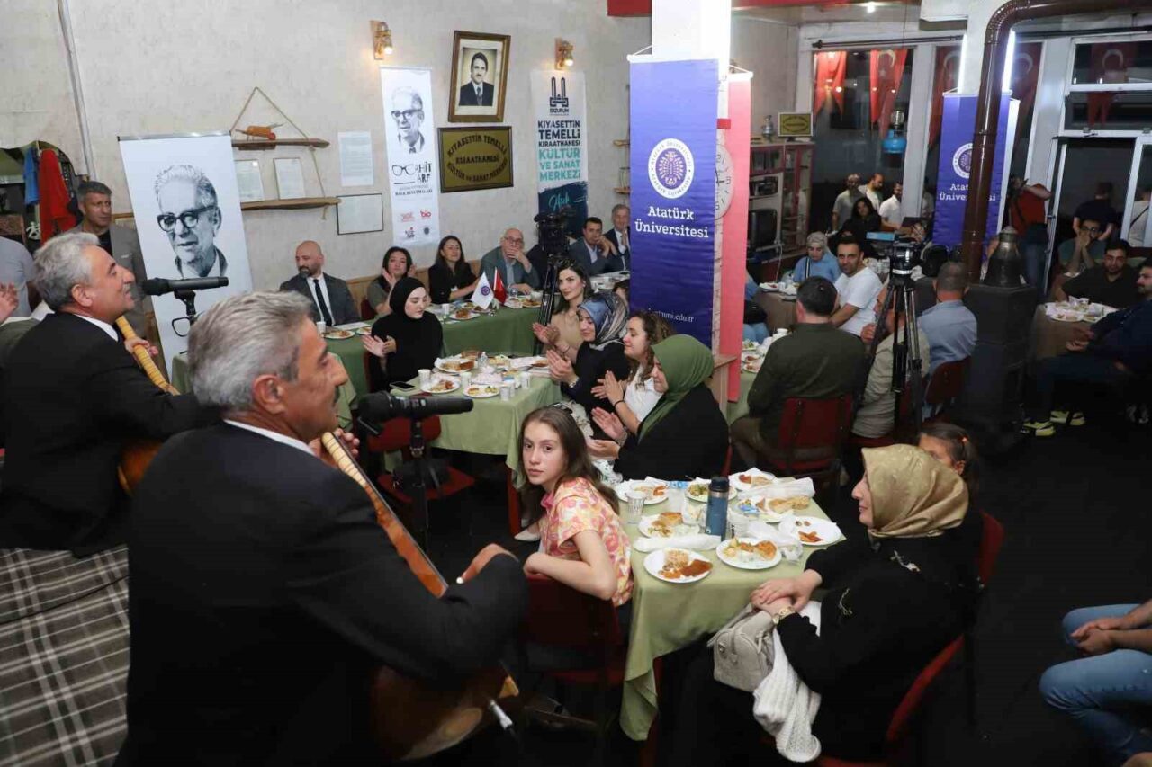 Atatürk Üniversitesi'nde düzenlenen "Cahit Arf Halk Buluşmaları" programa büyük katılım