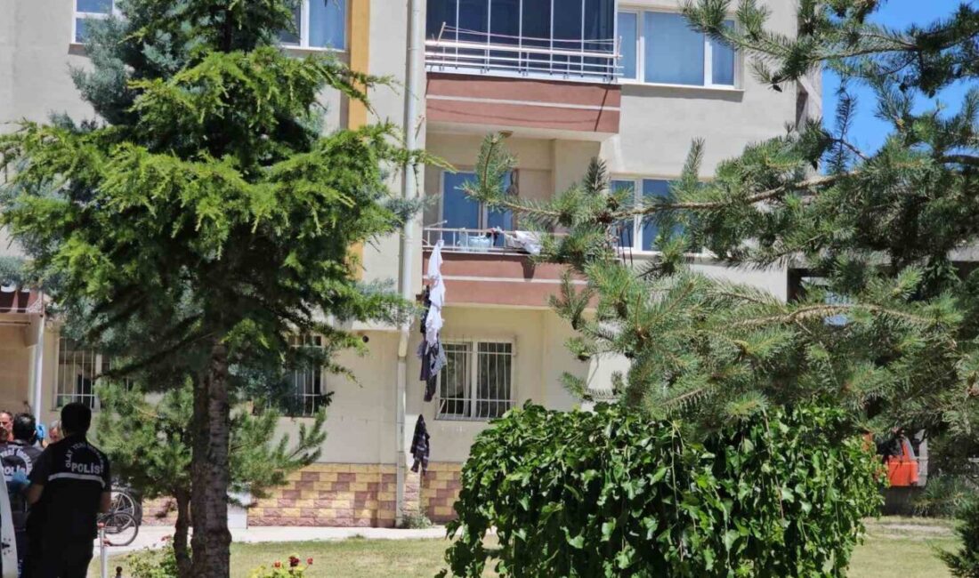 Kayseri'nin Kocasinan ilçesinde, 92 yaşındaki D.Y. evinin balkonundan düştü ancak