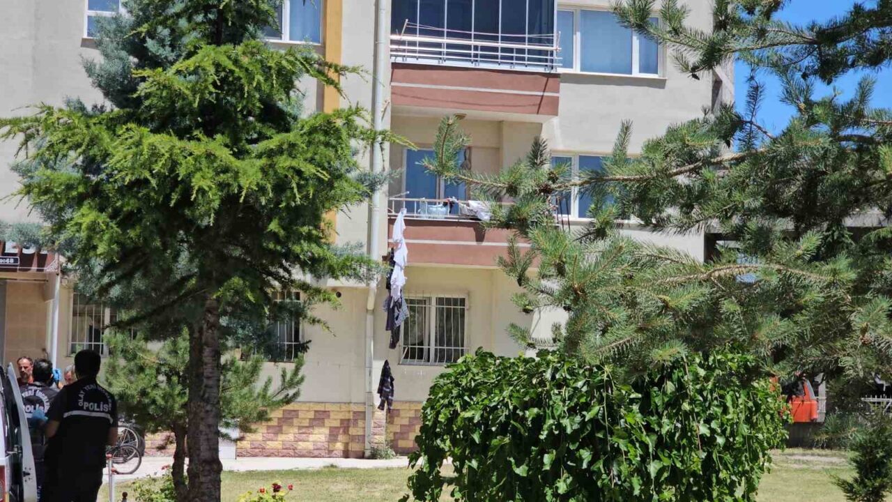 Kayseri'nin Kocasinan ilçesinde, 92 yaşındaki D.Y. evinin balkonundan düştü ancak