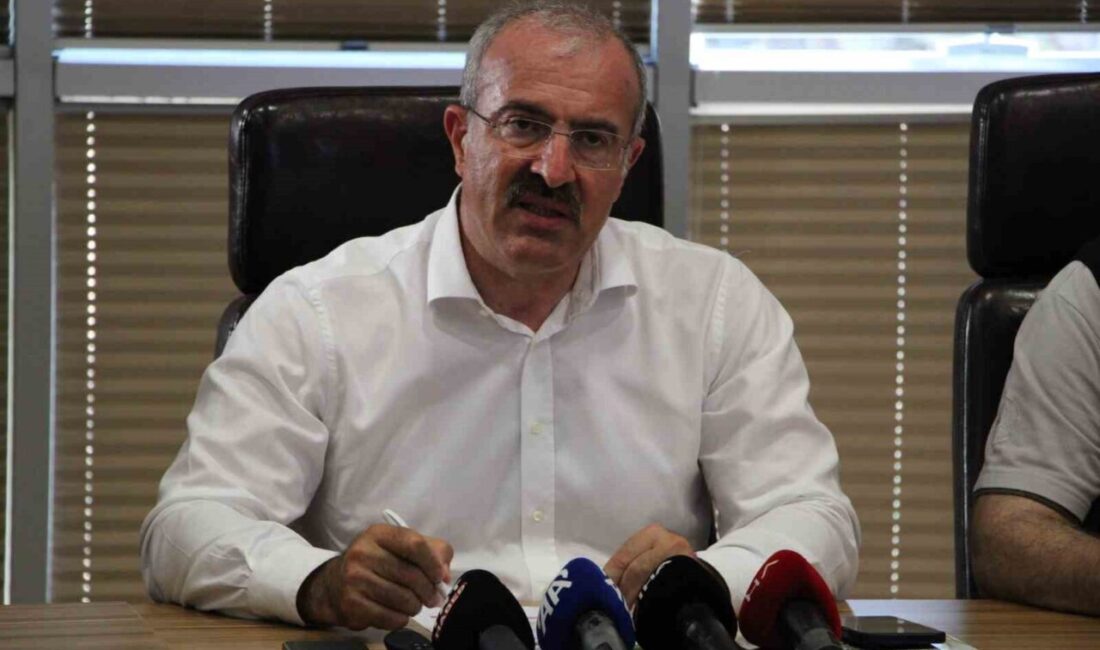 Çanakkale'nin Ezine ilçesinde Çetmi köyünde tarım arazisinde başlayan yangın ormanlık