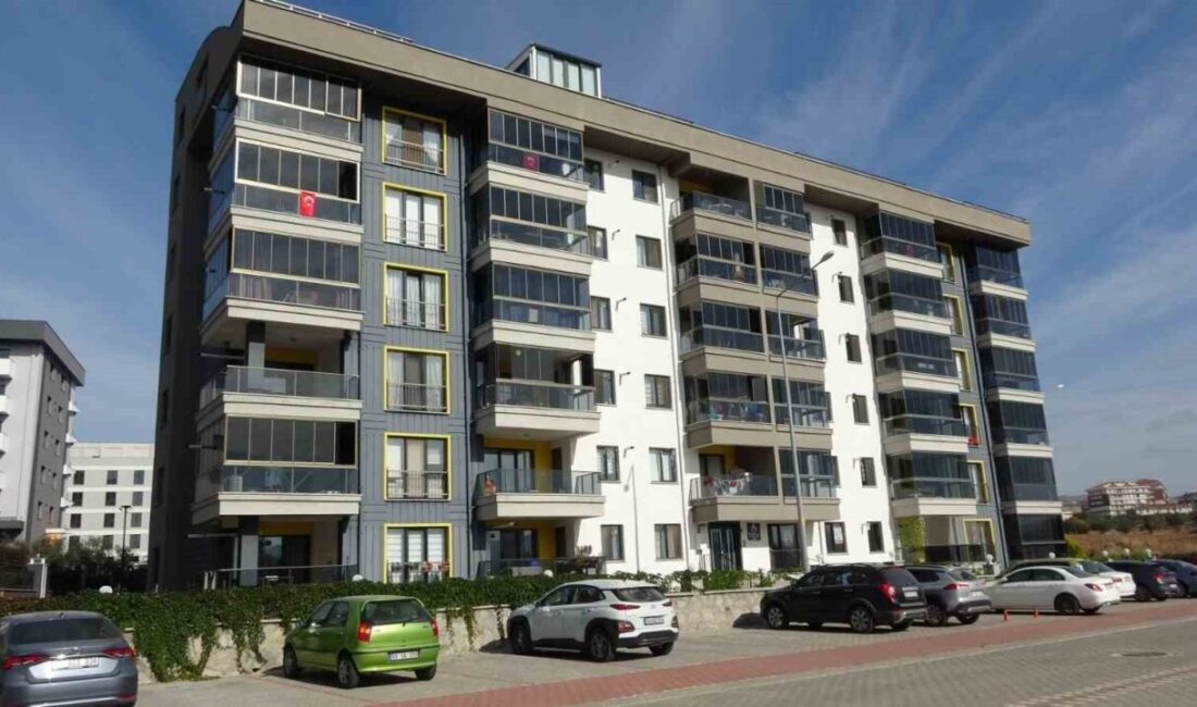 Çanakkale'de 39 yaşındaki Tuğba Yavaş, 5. kattan düşerek hayatını kaybetti.