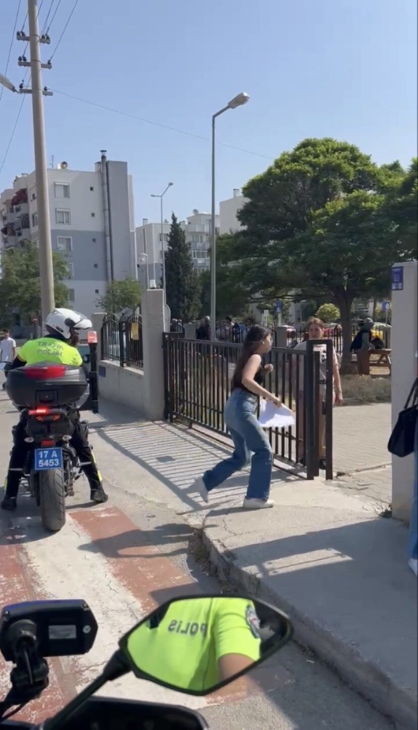 Çanakkale'de Yükseköğretim Kurumları Sınavı'nın Temel Yeterlilik Sınavı'na geç kalan öğrenciler,