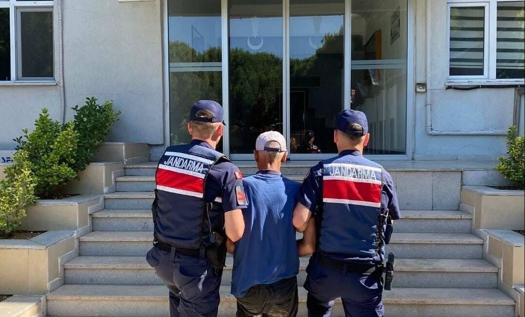 Çanakkale'nin Işıklar köyünde tarım arazisinde çıkan yangının biçerdöver operatöründen kaynaklandığı