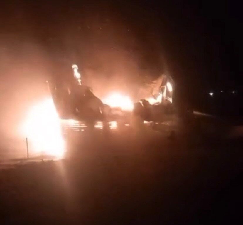 Çanakkale'nin Gelibolu ilçesi Bolayır köyünde yıldırım düşen bir bungalov, gece