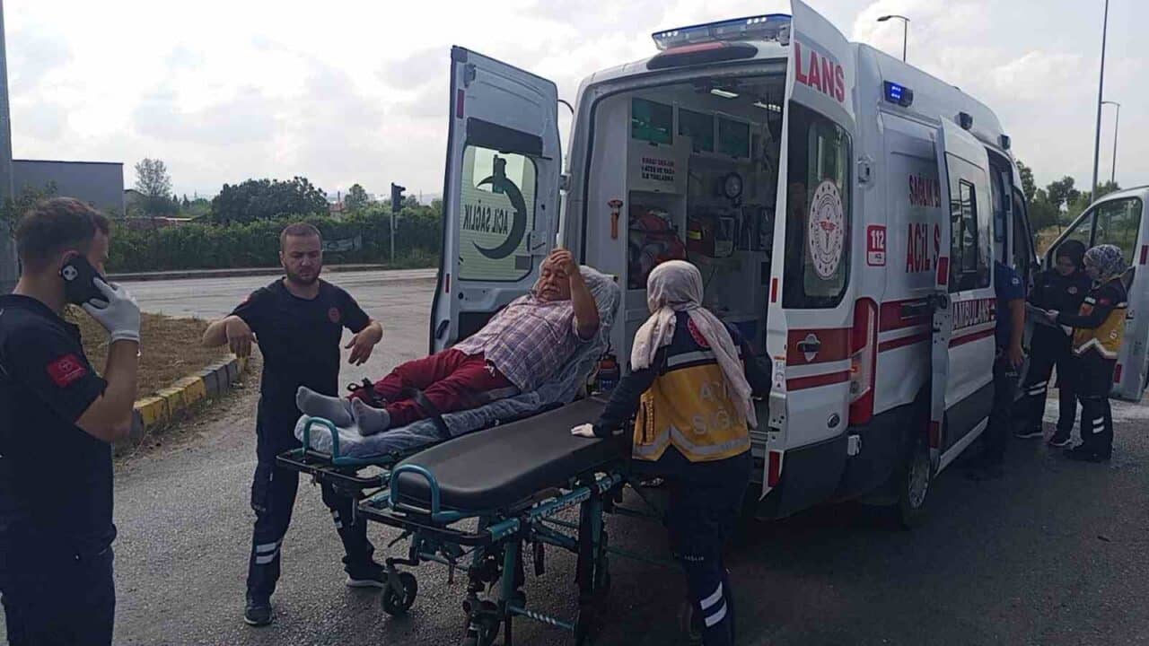 Zonguldak'ın Çaycuma ilçesinde, hasta sevki yapan bir ambulans ile kontrolsüz