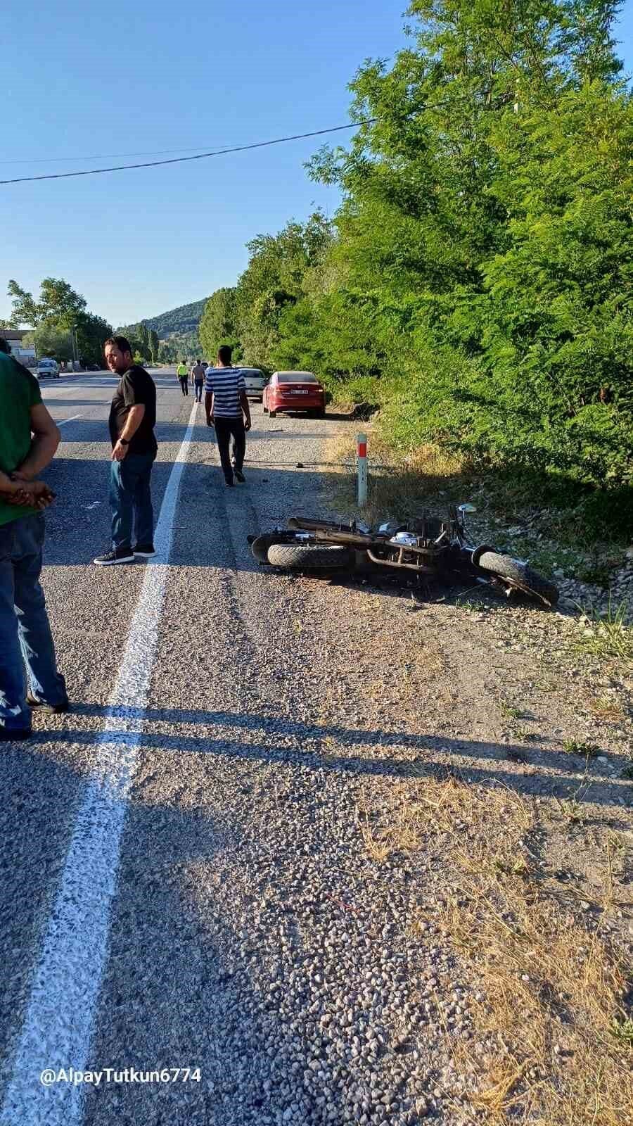 Zonguldak’ın Çaycuma ilçesinde O.A. yönetimindeki motosiklet, E.U. kontrolündeki otomobille çarpıştı.
