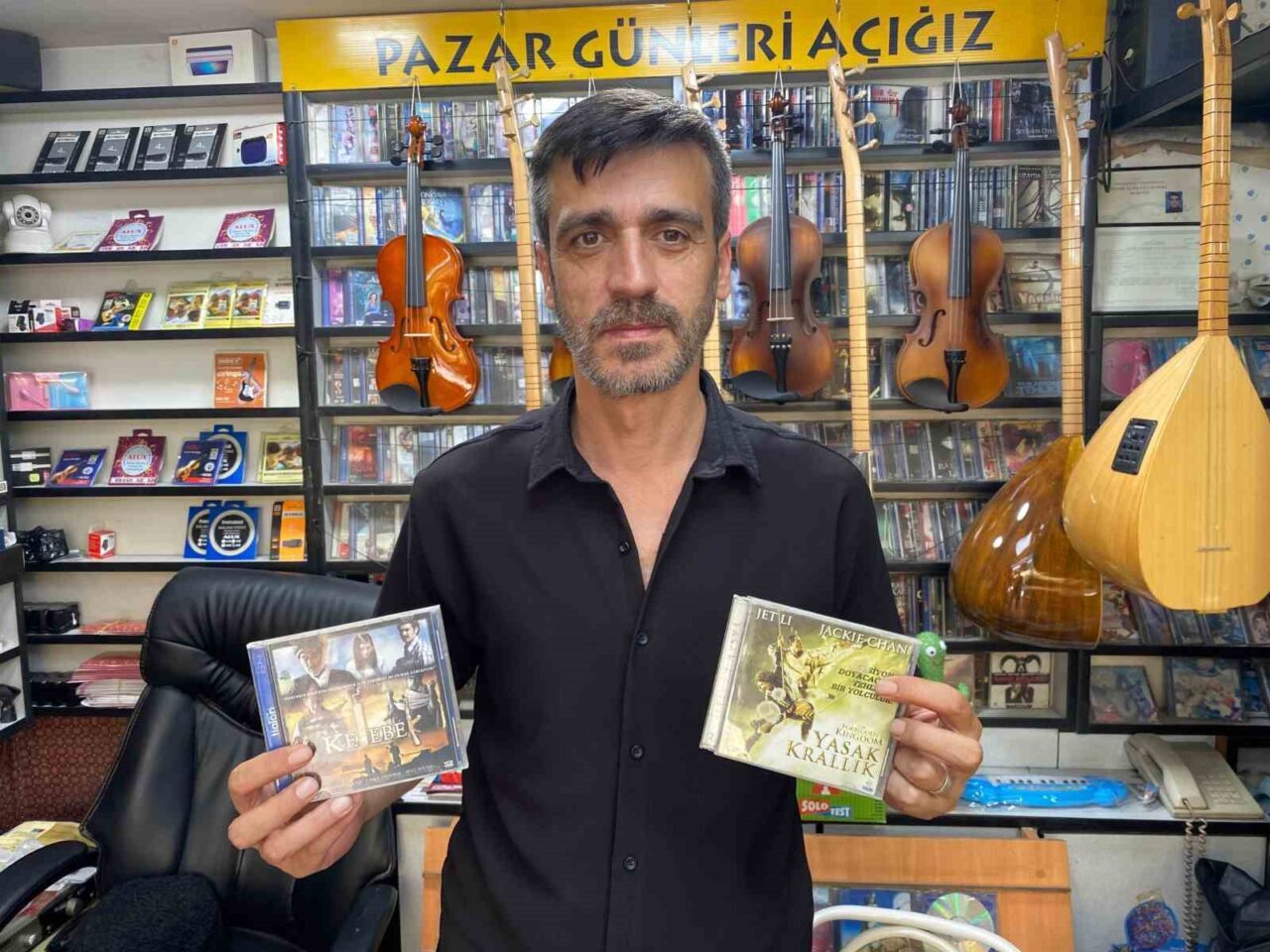 Eskişehirli esnaf Okan Kuruçay, dijital müzik platformlarının etkisiyle kaset ve