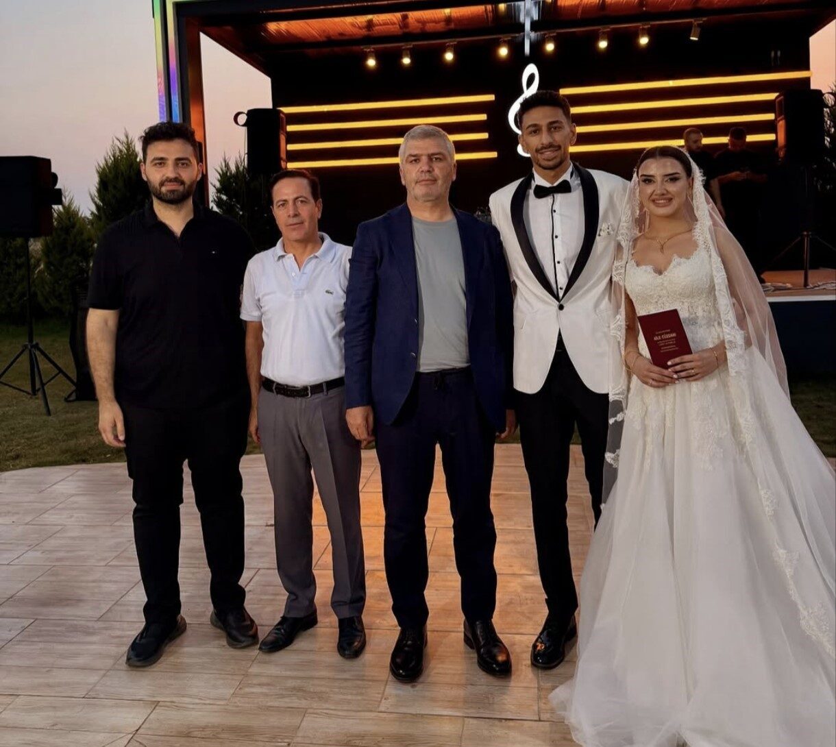 Muşspor Kulüp Başkanı Fatih Cengiz, genç futbolcu Cem Çelik'in düğününde