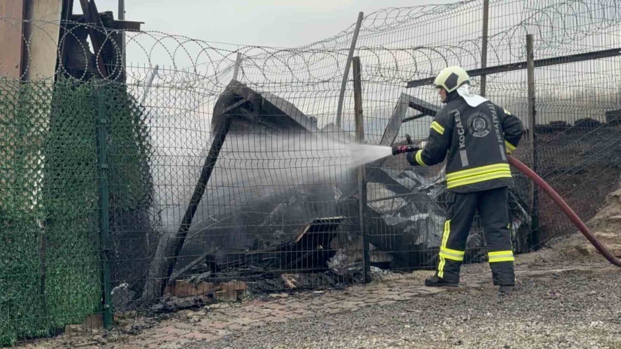 Kocaeli'nin Darıca ilçesinde Piri Reis Mahallesi'nde bir evde çıkan yangın,