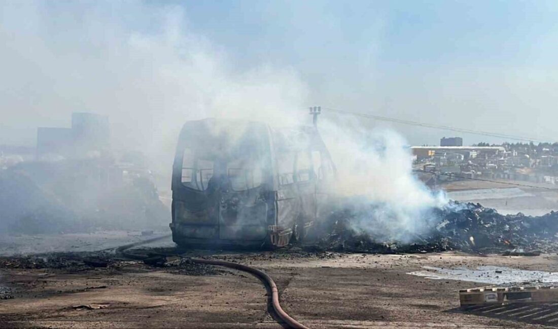 Kocaeli'nin Gebze ilçesinde bulunan bir palet deposunun bahçesinde çıkan yangın,