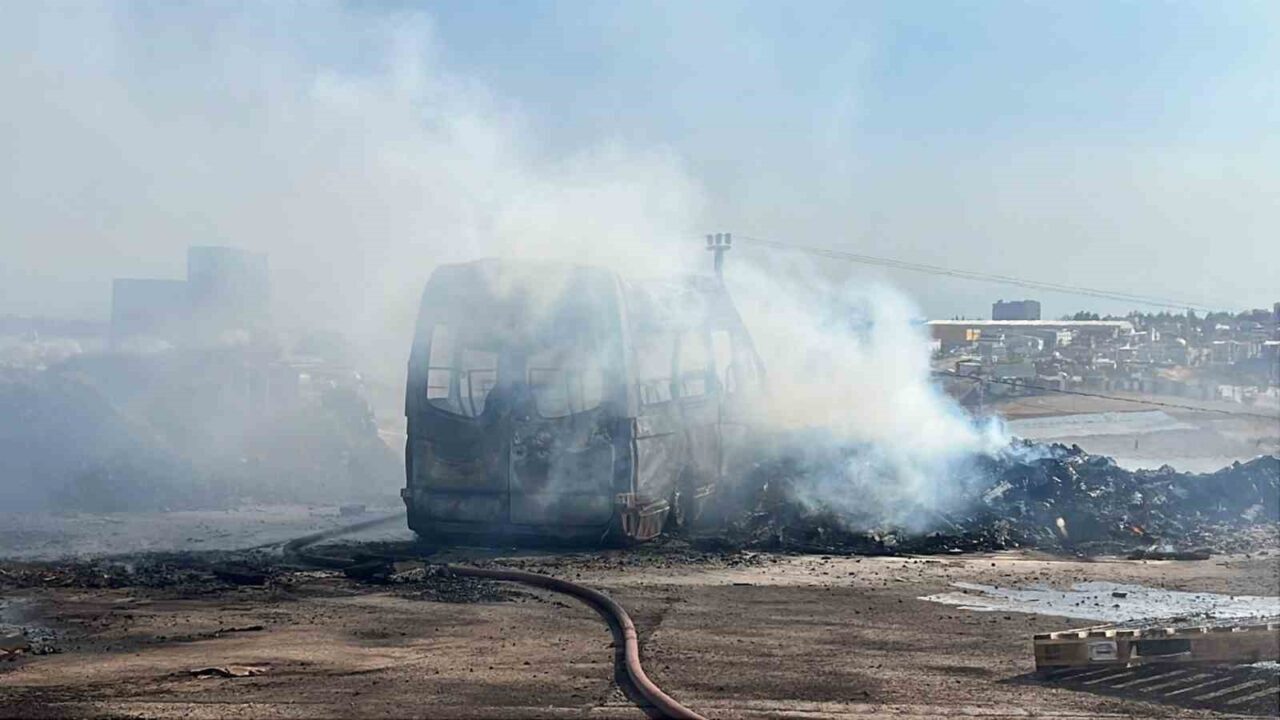 Kocaeli'nin Gebze ilçesinde bulunan bir palet deposunun bahçesinde çıkan yangın,
