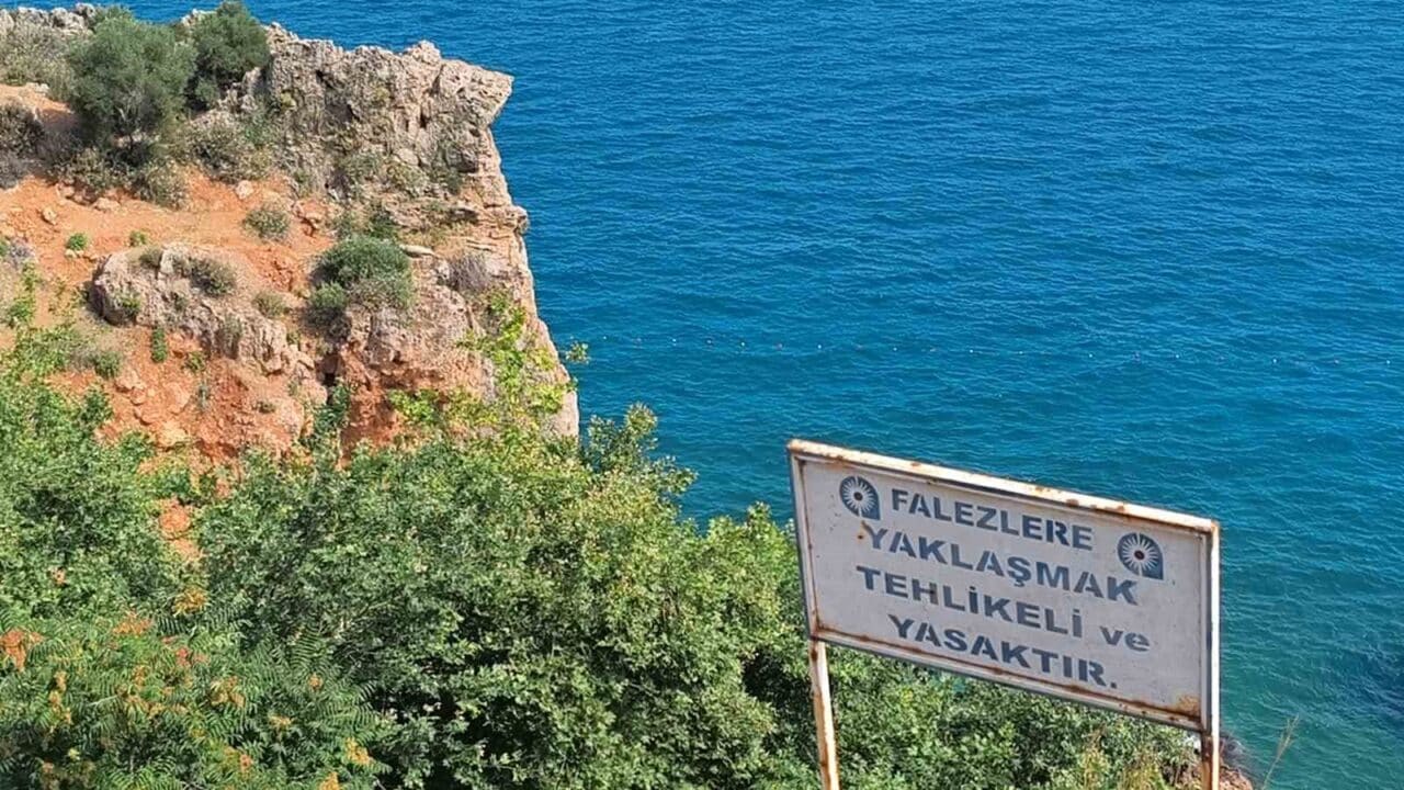 Antalya'da 30 metrelik falezlerden atlayarak ağır yaralanan 18 yaşındaki M.M.'nin